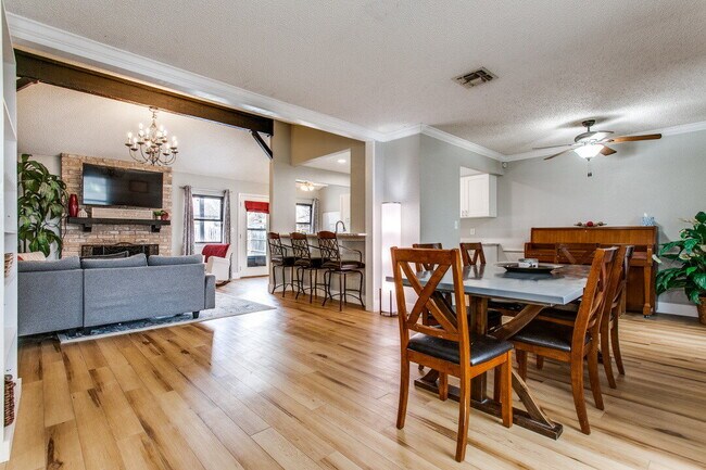 Building Photo - "Charming 3-Bedroom Haven with Cozy Fireplace in San Antonio – 1570 Sq Ft of Comfort!"