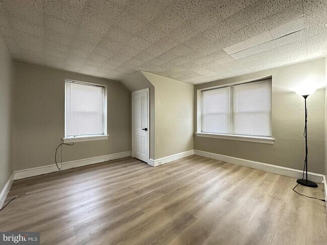 Building Photo - 1109 W James St