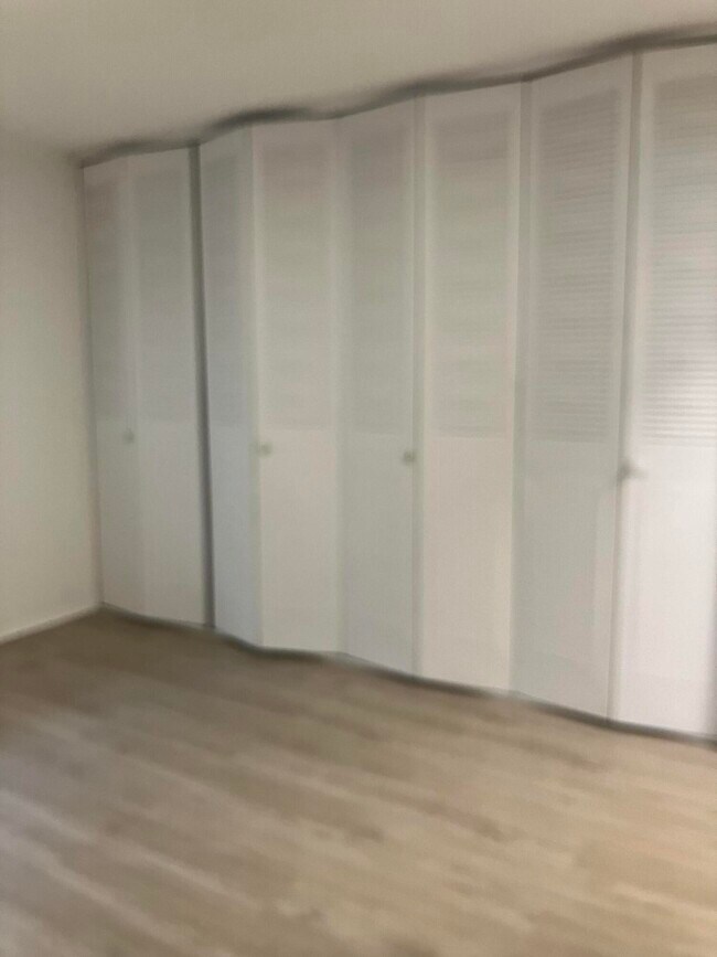 Building Photo - 5483 Cresthaven Blvd