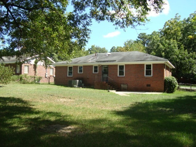 Building Photo - 3 Bedroom 2 Bath Home available!