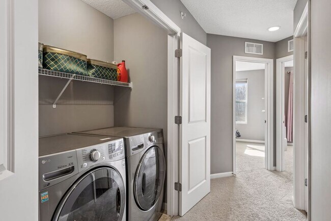 Building Photo - Spacious 3bed 3bath Townhome in Chaska!