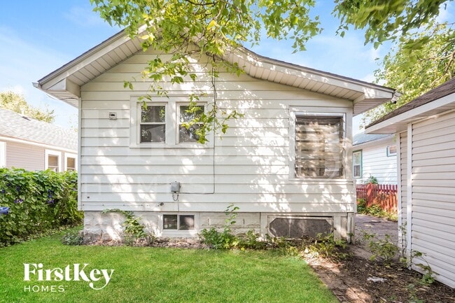 Building Photo - 410 Bangs St