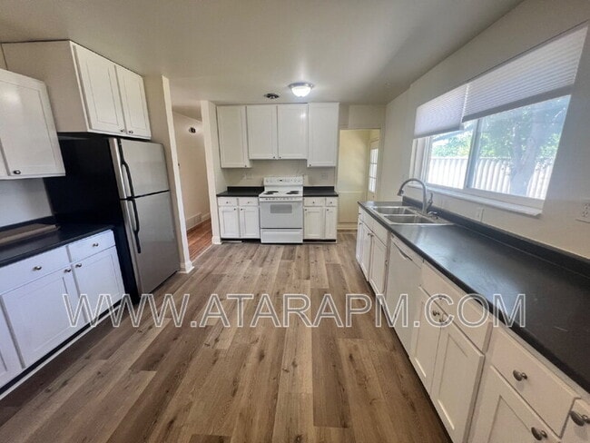 Building Photo - 1001 E Sego Lily Dr