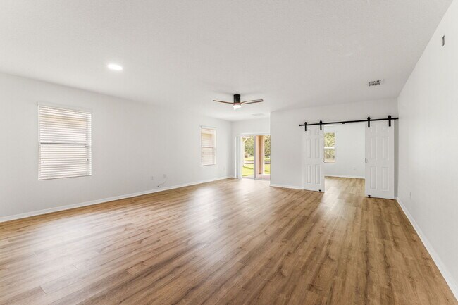 Building Photo - Charming 3 Bed, 2 Bath with Scenic Views i...