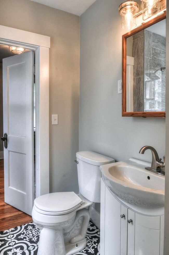 Building Photo - 4 bed in Aksarben