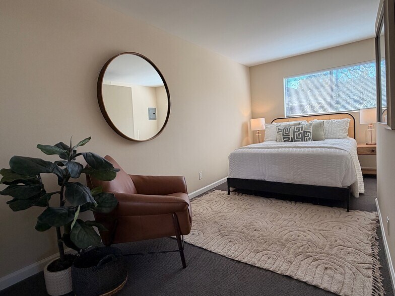 Building Photo - 1826 Silver Lake Blvd