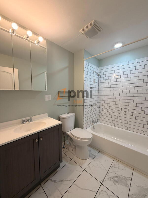 Building Photo - 422 Hoyt St
