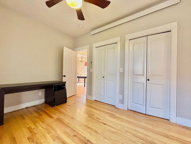 Building Photo - Spacious and Bright 1 Bed 1 Bath Duplex in...