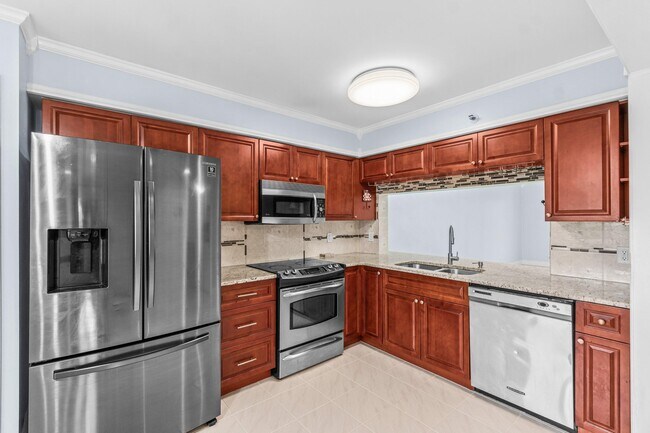 Building Photo - 14475 Strathmore Ln
