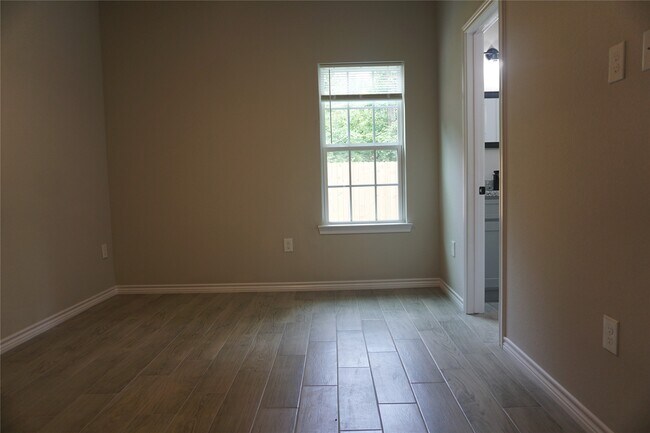 Building Photo - 11514 Persimmon St