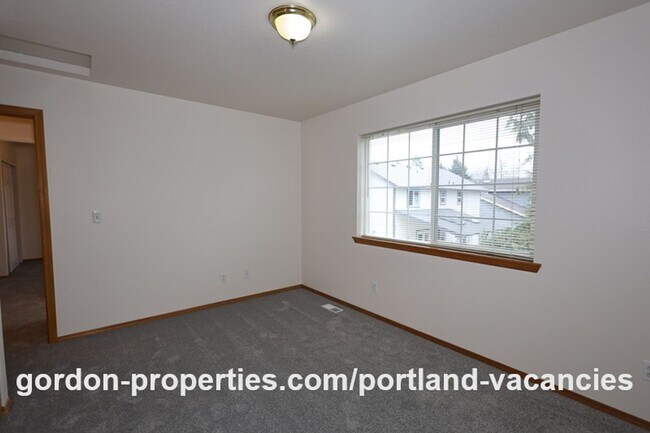 Building Photo - SE Knapp Circle - 3 bedroom duplex with attached single car garage