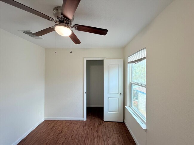 Building Photo - 1605 Parkwood Dr