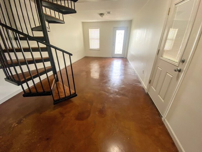 Building Photo - 2-Bed, 2.5-Bath Townhouse Near McNeese State University