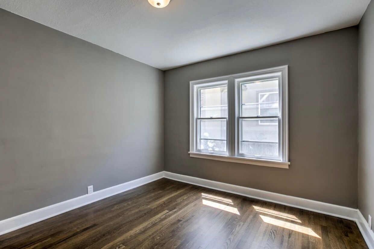 Building Photo - 706 E 71st Ter