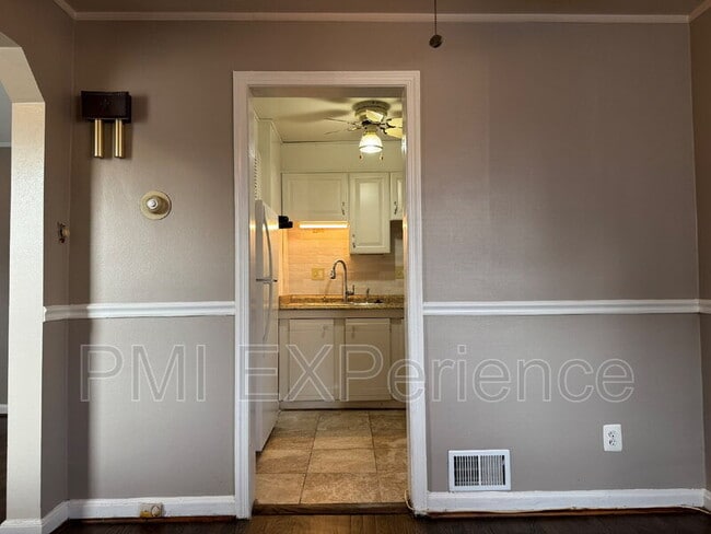 Building Photo - 2204 Ramblewood Dr