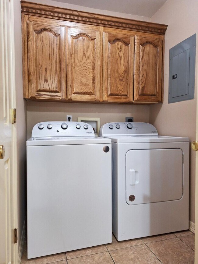 Building Photo - 1402 W Kiwi Ave