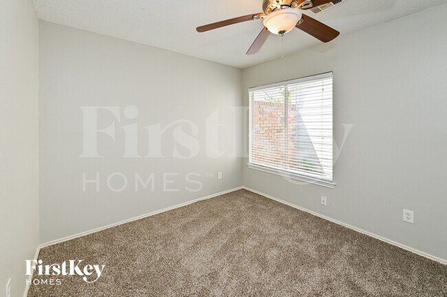 Building Photo - 11811 Meadowchase Dr