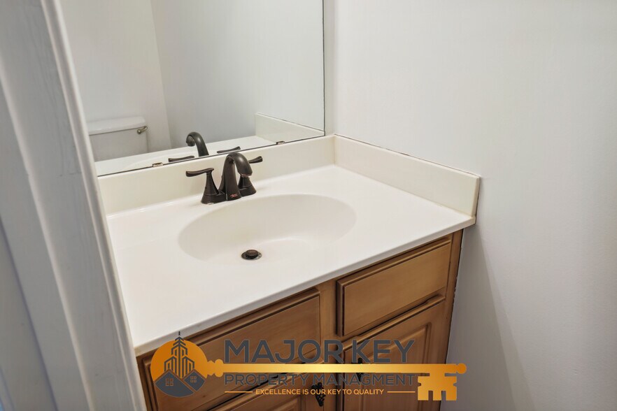 Building Photo - 1620 Midland Ct