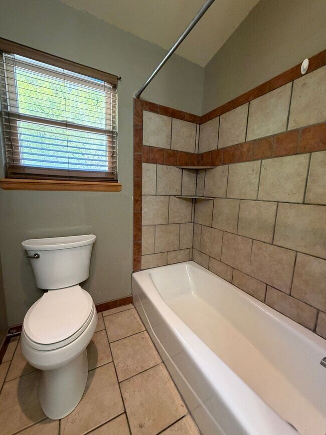 Building Photo - 3-bedroom plus office, 2-bath home located along the Roaring Fork River in Glenwood Springs