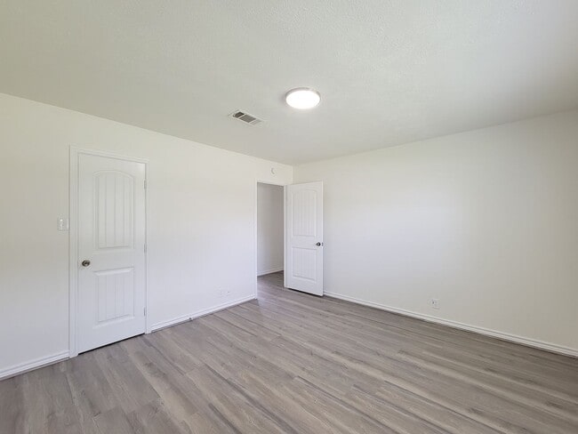 Building Photo - This fully renovated 3-bedroom, 2-bath home features a modern kitchen, large master suite with a ...