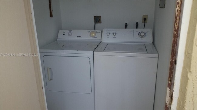 Building Photo - 9011 NE 4th Avenue Rd