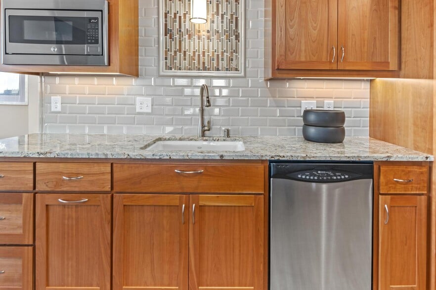 Building Photo - 168 6th St E