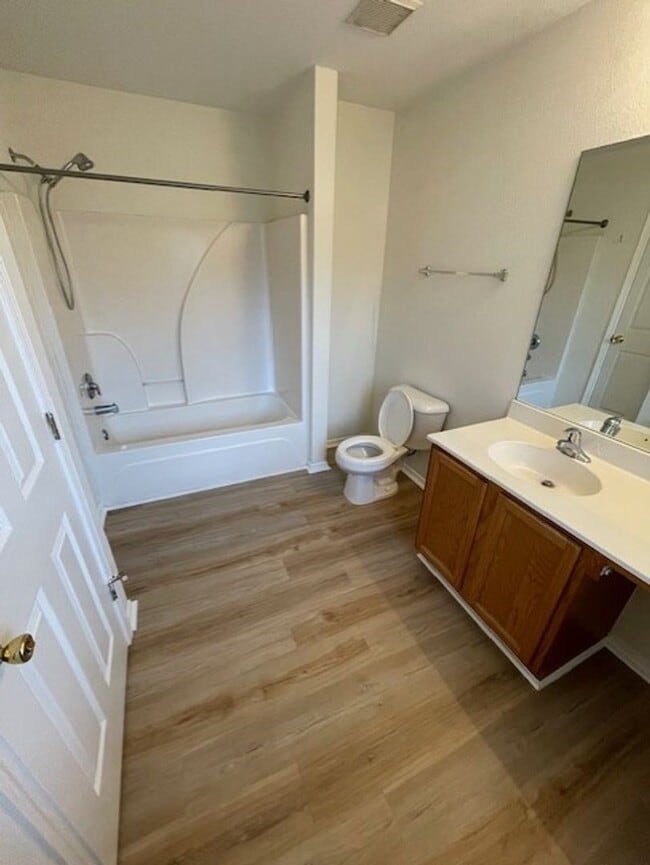 Building Photo - Four Bedroom Town Home with Two Car Garage in University Park-Renovated!