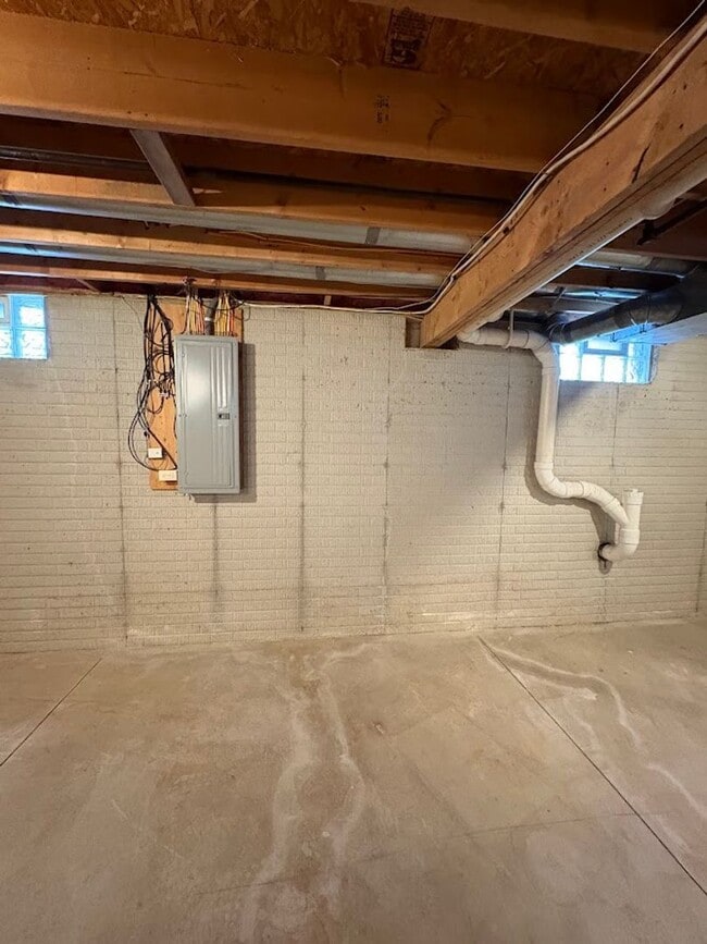 Building Photo - Three bedroom two bathroom home for rent