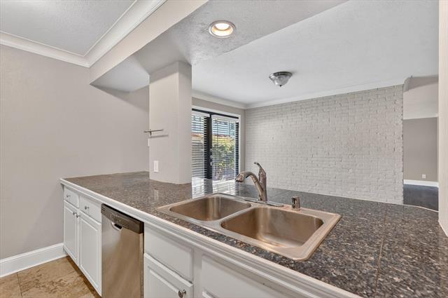 Building Photo - 5932 Sandhurst Ln
