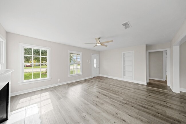 Building Photo - 904 Stubbs St