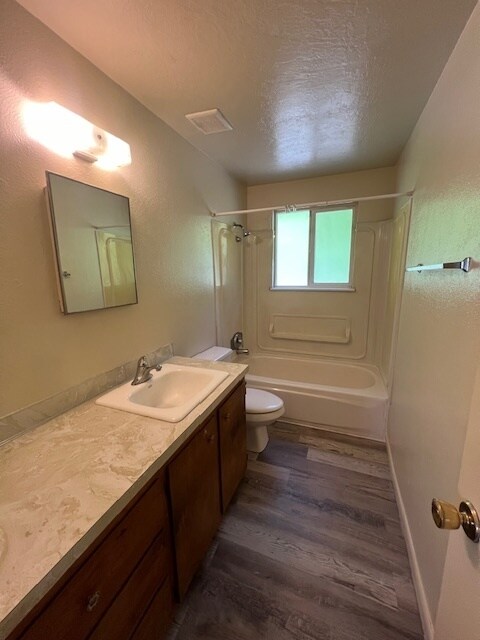 Building Photo - 2 bed 1 bath duplex Garden City!