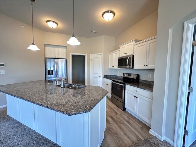 Building Photo - 16 Old Pond Rd