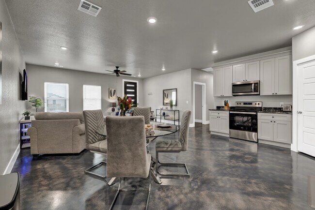 Building Photo - 108 S Thomas Cv