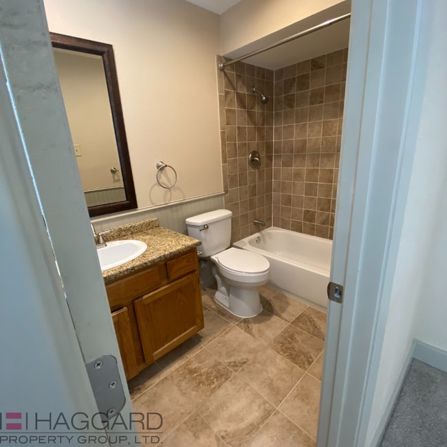 Building Photo - 3 bedroom 2.5 bathroom Duplex