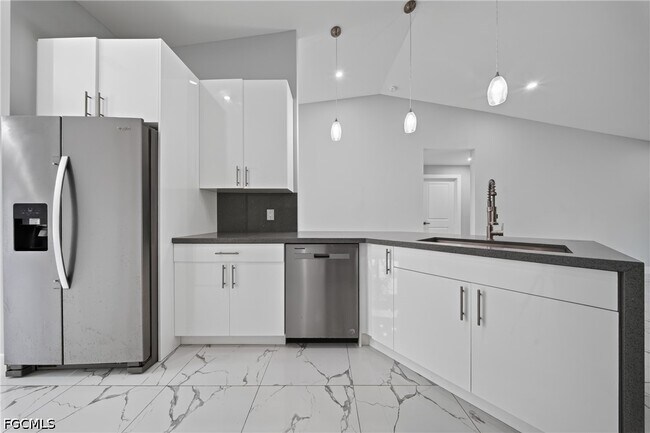 Building Photo - 738 Sunrise Blvd