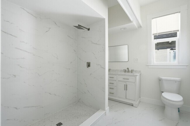 Building Photo - Beautiful Victorian Home for Lease in the Heart of Savannah