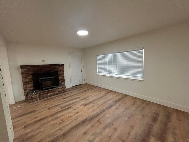 Building Photo - 1049