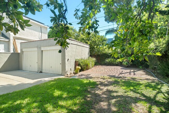 Building Photo - 1516 S Crest Dr