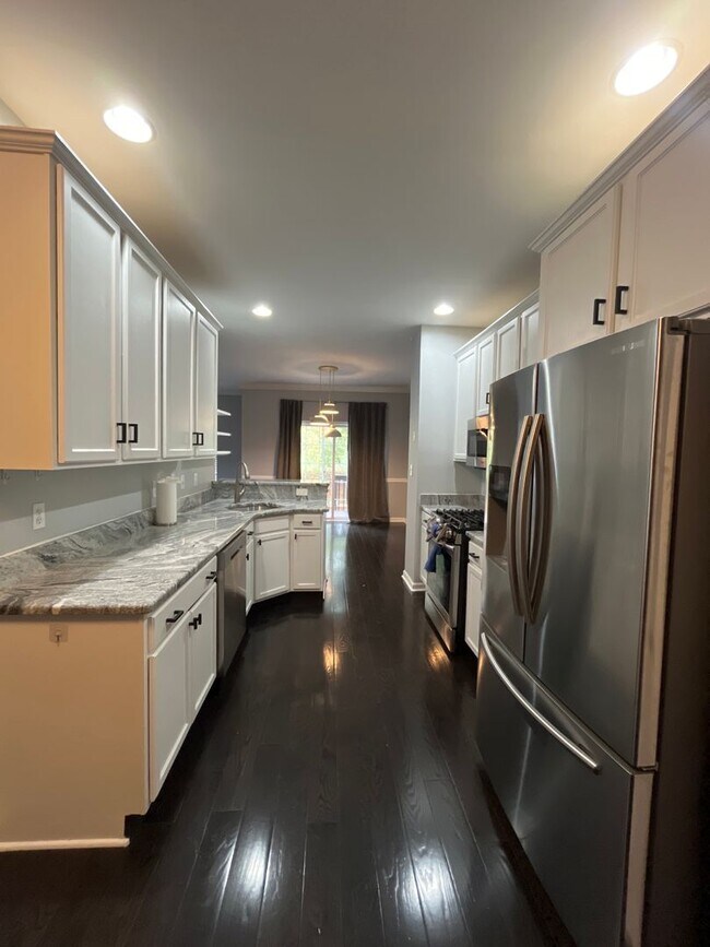 Building Photo - Spacious 3-bedroom, 2.5-bath home in South...