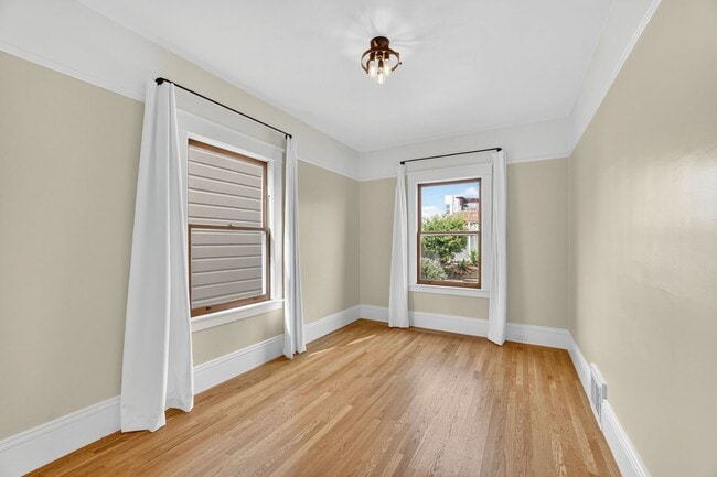Building Photo - Charming Sunset Home with Hardwood Floors ...