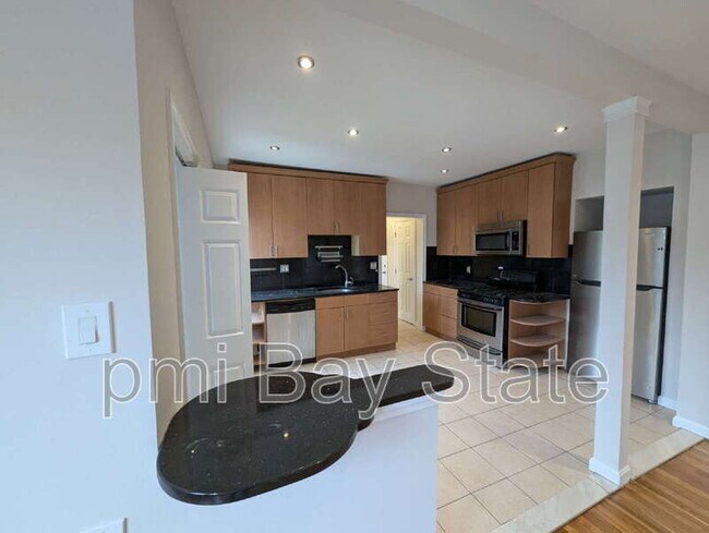 Primary Photo - 650 Metropolitan Ave