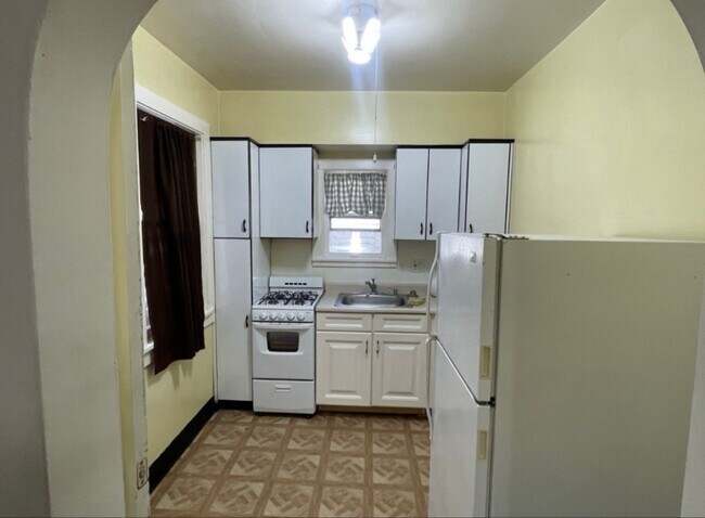 Building Photo - 426 E Benton St