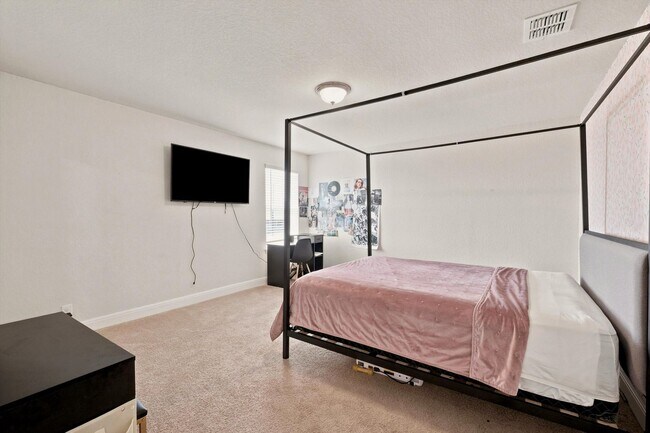 Building Photo - Spacious 6 Bedroom with Media Room!