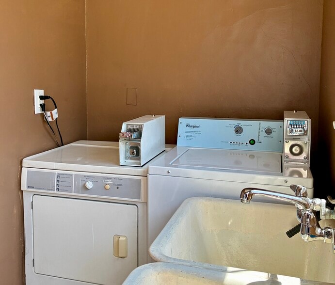 Shared laundry - 1046 Saint Louis Ave