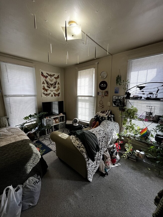 Building Photo - Nice 4 Bed 1 Bath close to UWEC and Water St! Available June 1st