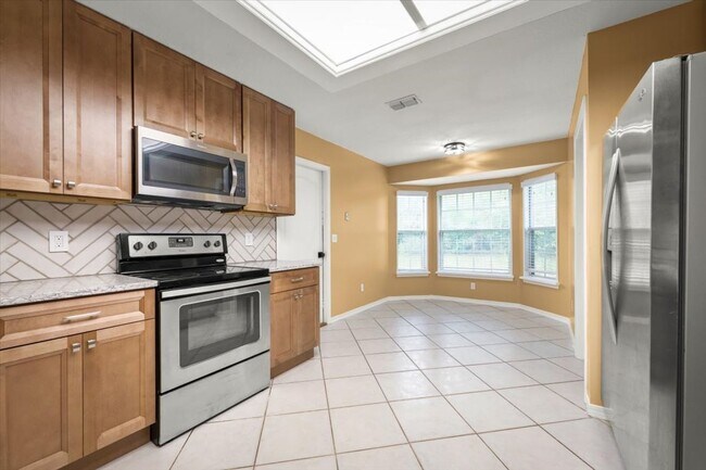 Building Photo - Beautiful 4BR Home with Fireplace, Screene...