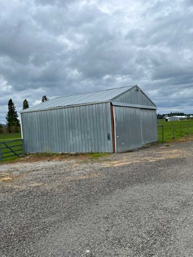Building Photo - Enjoy the Country living, Home on acres in Yamhill Oregon