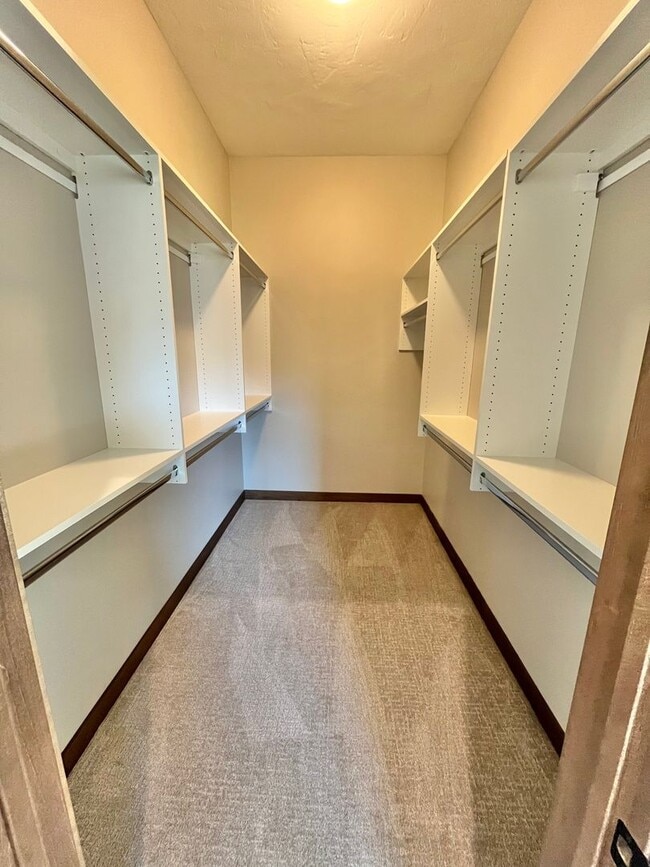 Building Photo - Stunning 5 Bed/2.5 Bath Townhome!