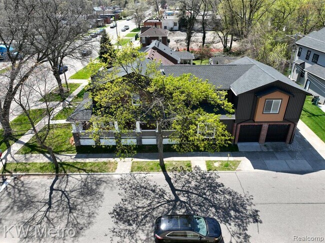 Building Photo - 695 Livernois St