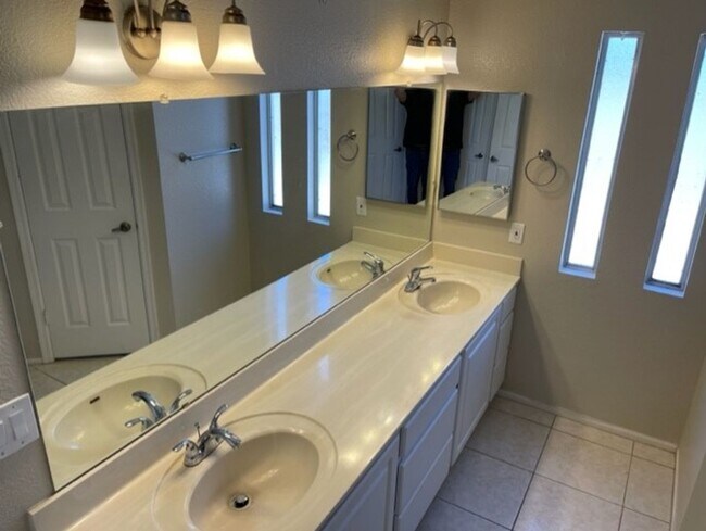 Building Photo - Phoenix 3 Bed, 2 Bath Home with Single Story